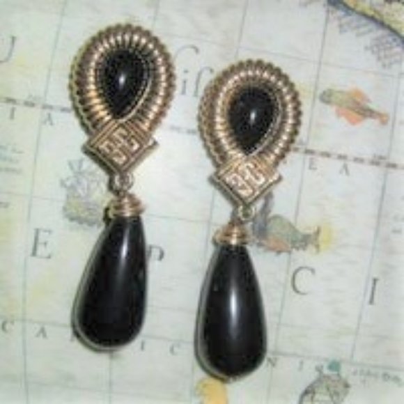 ❤️Authentic Vintage GIVENCHY Logo Black / Gold Thermoset Clip Earrings Signed - Picture 1 of 4